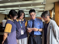 江蘇法治報檢察干警陳唯一為同學們提供法律服務 - 副本 (2).jpg
